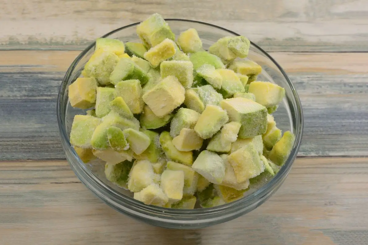 abacate cortado armazenado em potes para congelamento correto